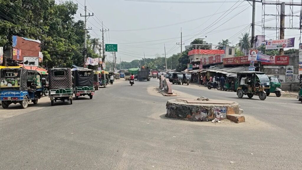 চাঁদাবাজি নিয়ে দ্বন্দ্ব, চাঁপাইনবাবগঞ্জে সব রুটে বাস চলাচল বন্ধ