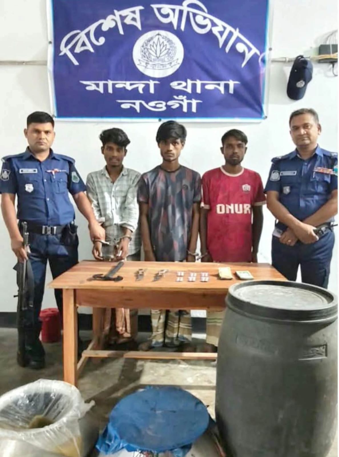 নওগাঁর মান্দায় মাদক, দেশীয় অস্ত্রসহকিশোর গ্যাংয়ের ৩ সদস্য গ্রেপ্তার